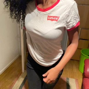 Levis tröja - En Levis tröja som jag har tröttnat på helt enkelt. Finns inget tecken på användning❤️ Skriv för mer bilder!