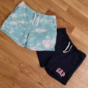 Shorts  - 2 styckna shorts  Ena paret e turkos med vita mönster och den andra e mörkblå  Storlek: 11-12år  