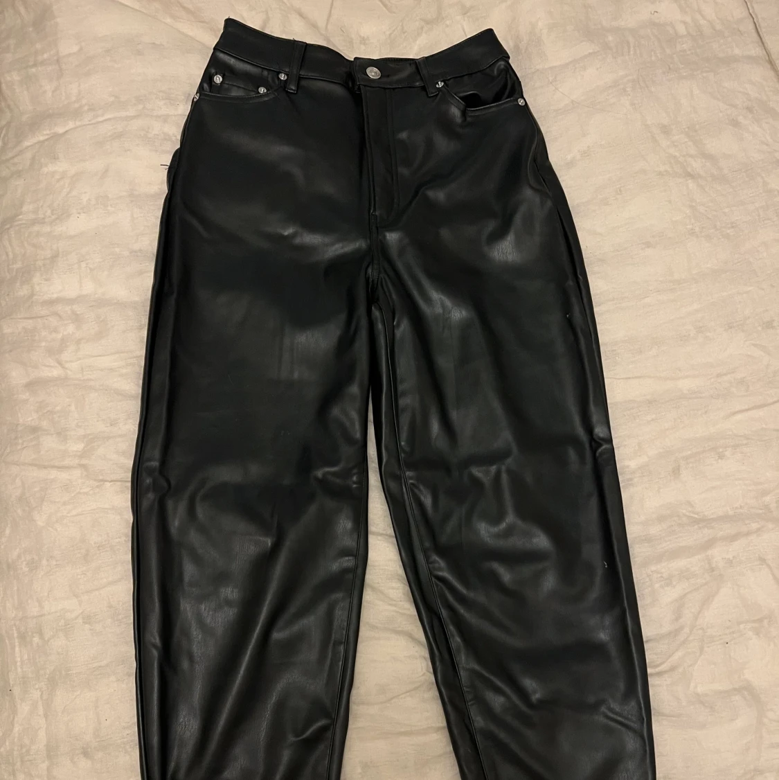 Svarta skinnbyxor från H&M - 91