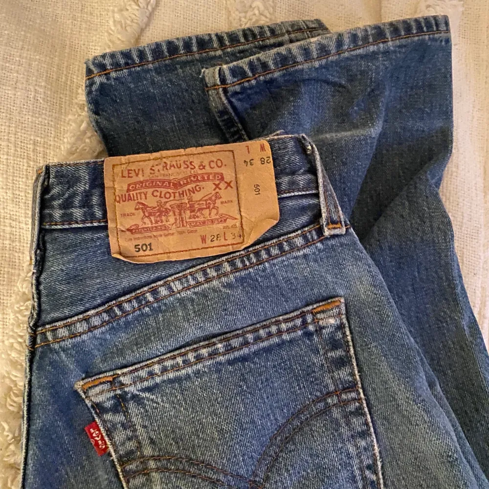 Vintage Levis 501, extra långa i benen (l34)!!! w28 passar lågmidjat för en xs💞 Jag är 163 de passar nog upp till 175cm skulle jag säga. Jeans & Byxor.
