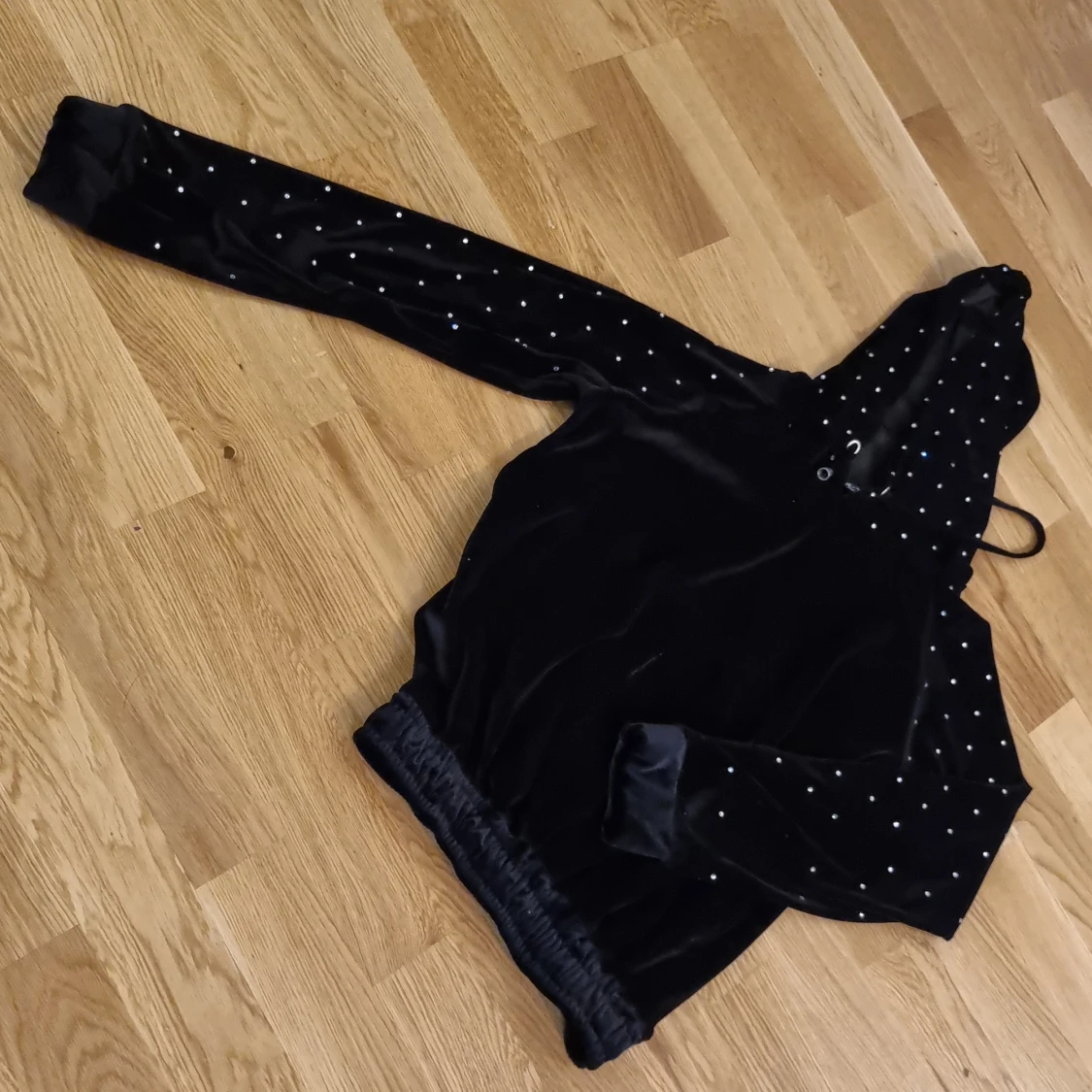 Mjukisbyxor och en kort luvtröja 