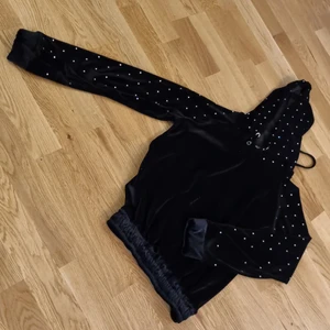 Mjukisbyxor och en kort luvtröja  - Svarta mjykis byxor och en kort luvtröja med bling, bling på💖 I byxorna e det två fickor  Storlek: S  