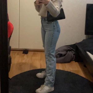 Jeans  - Väldigt fina jeans i storlek 34 köpt från Ullared , kan tyvärr inte använda då de blivit för smått , lite tajtare runt låren men nere vid vaderna lite pösigare som man ser på nästa bild 