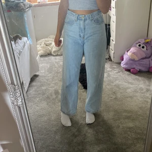 Straight jeans - Fina jeans som jag köpte på shein för ett år sedan, även fast de är från shein är det bra kvalitet & det finns inga synliga tecken på användning☺️Jag säljer dem för att jag personligen tycker dem är lite för korta på mina ben som är ca.78cm❤️ Nypris: 229 kr