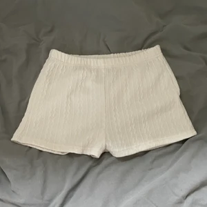 Stickade shorts - Jättefina stickade shorts i storlek S som är köpta på Plick men säljer för att dem var lite försmå för mig som vanligtvis har storlek M. Den andra bilden är lånad!💗 köparen står för frakten!💕