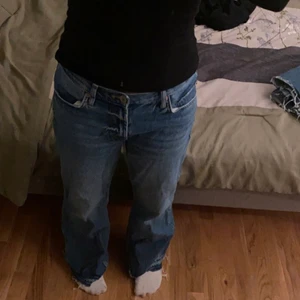 Low/mid rise zara jeans - Jättefina low/midrise jeans den Zara köpte för ett år sen typ. Flare modell och lite långa på mig som är 163🤍