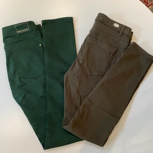 Gröna jeans - Två par gröna jeans. De ljusaste jeansen har en liten ”skada” (inte direkt synlig). Det är inget hål men trådarna har blivit lite upprivna men trådarna är fortfarande hela.  Jeans 1:zara och är i 36 Jeans 2: Twentyfive:Seven och är i xs