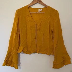 Kofta - Skitcool senapsgul tunn tröja/blus🧡 jättesnygg till ett par lågmidjade byxor. Najs modell med långa vida ärmar o navellång! Knappar som man kan stänga hela vägen eller bara någon enstaka. Storlek 38 (frakt ingår) 