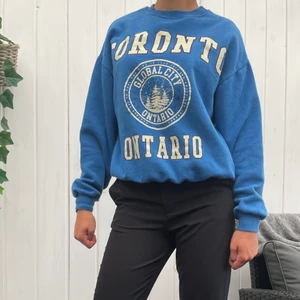 Sweatshirt Pull&Bear - Säljer denna blåa sweatshirt från Pull&Bear strl XS köpt på asos i vintras. Säljer då den inte längre används. Är flera intresserade så startar jag budgivning. Köparen står för frakten💞