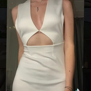 Vit klänning - Säljer denna snygga klänningen som jag köpte från sellpy. Tyvärr lite för stor för mig :/