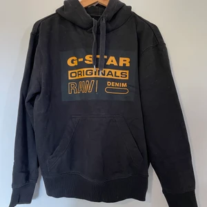 Luvtröja - Skitcool svart G-star luvtröja med oranget tryck. Passar till mycket. Väl använd men inte trasig eller liknande.🖤 Storlek M (frakt ingår) 