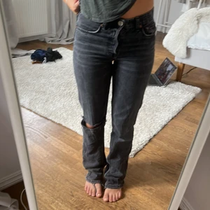 zara jeans  - säljer min så snygga mid rise jeans med egenklippt hål i knät! storlek 32 men passar också en 34! säljer då de är lite för tajta på mig!