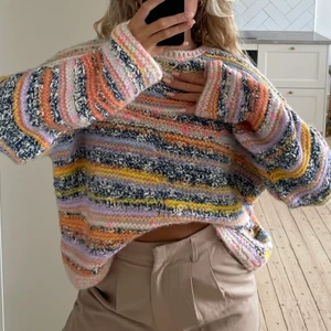 Färgglad tröja - Såååå tjusig tröja, knappt använd. Så fin nu i höst :’)