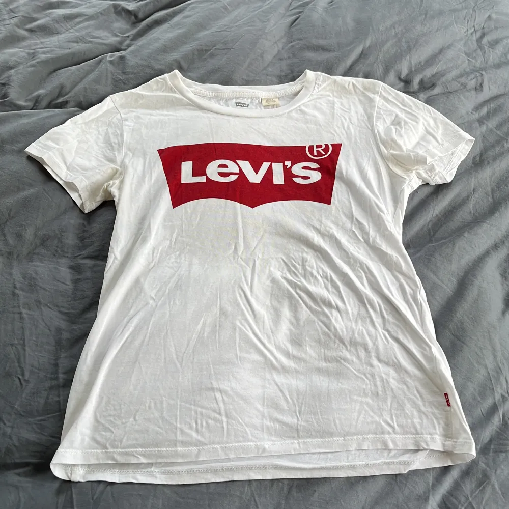 En vanlig basic Levis t-shirt som inte längre kommer till användning. Den är i storlek XS och är även i bra skick.. T-shirts.