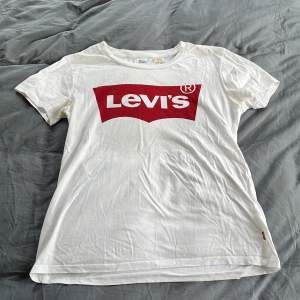 En vanlig basic Levis t-shirt som inte längre kommer till användning. Den är i storlek XS och är även i bra skick.