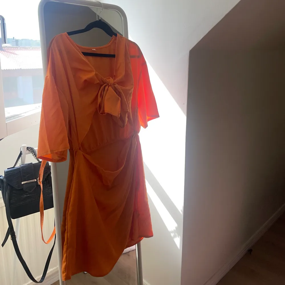 Orange klänning med en öppning vid magen, anvönd 1 gång. Pris kan diskuteras vid snabb affär❤️. Klänningar.