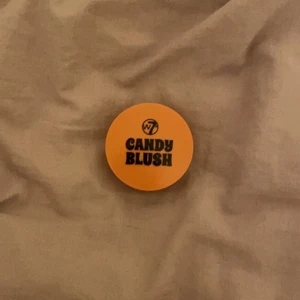 Candy blush - Fint blush med som är mycket pigmenterat. Använt fåtal gånger och har en mindre  skada. Kommer tyvärr inte till användning längre. Köpt för 50kr Kan diskutera pris 🤗