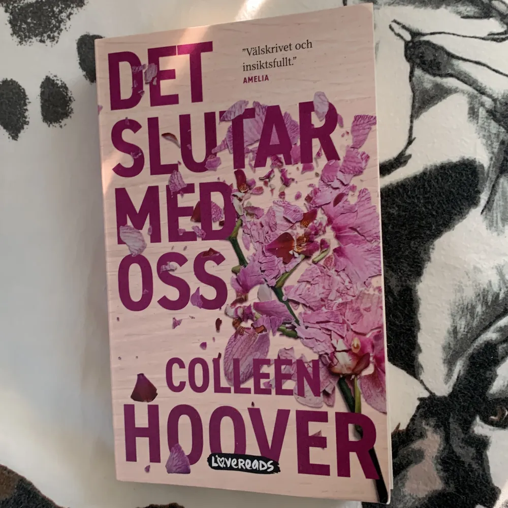 Skriven av Colleen Hoover, på svenska, pocket, köptes för 75kr. Övrigt.
