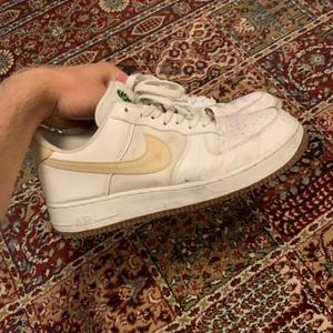 Nike Air Force One - Använt skick som syns på bilden! Hål på insidan av hälen som också syns på bild. Annars ett par riktigt sköna och goa skor! 