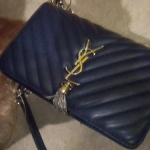 Saint laurent väska - Det är en hand väska som e blå ny skick och e jätte fin