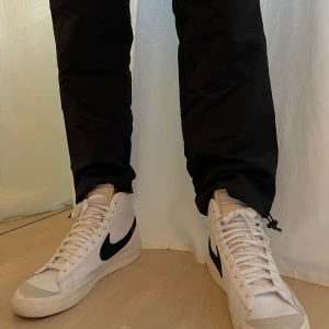 Nike Blazer  - Höga sneakers från Nike (modell: Nike blazer mid 77)         nypris: 1249kr                                                                    Storlek: EU:42.5 (27cm) US:9. Pris kan diskuteras vid snabb affär. Frakt tillkommer