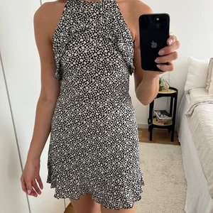 Somrig blommig klänning - Söt kort klänning med volanger. Stretchigt tyg passar xs-s