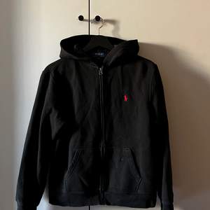Ralph lauren zip up hoodie i 8,5/10 skick. Säljes pga att den är för liten. 