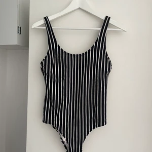 Snygg randig Baddräkt  - Använd en gång. Givetvis nytvättad. Nyskick!