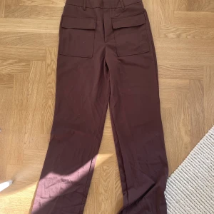 Coola bruna byxor.  - Aldrig använda. Säljer pga fel storlek!