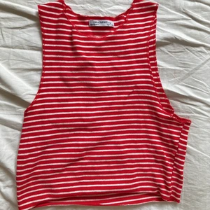 Rött linne - Jätttefint, stretchigt, bra skick. Passar många storlekar, men jag är S