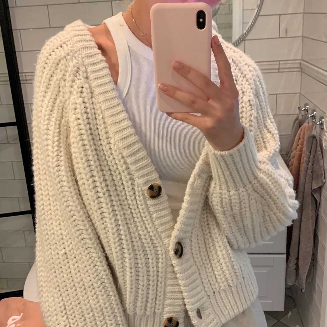 Snygg Stickad vit kofta