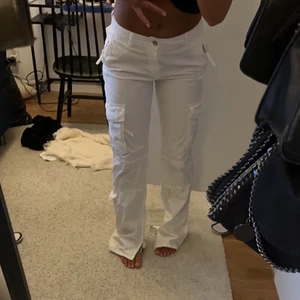 Zara cargo pants - Säljer dessa vita cargo pantsen från Zara  som är slutsålda överallt💕 de har dock ett litet hål vid bakfickan (se bild 3) samt ett vid byxbenets slut (skriv för att se bild) men det går enkelt att sy igen. Säljer endast vid bra bud!!! 