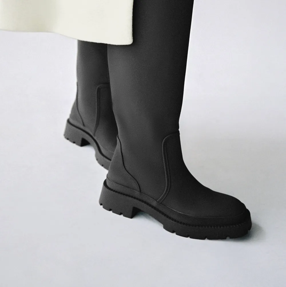 Säljer mina populära zara boots i storlek 38! Perfekta för hösten ❤️. Skor.