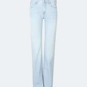 Lågmidjade jeans  - Snygga lågmidjade jeans ifrån bik bok köptes för 600kr men säljs för 300kr de är i storleken 27/32🤍🤍