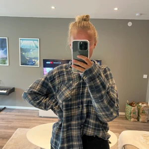 Flanell skjorta  - En mjuk och mysig flanell skjorta som är köpt på Go Vintage. Den är i storlek L och oversize för mig som bär storlek M. Varsamt använd 🤎🤎🤎
