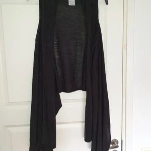 Olika kläder  - Bild 1 Kofta/väst stl L 40kr Bild 2 Stickad kortärmad stl xl 40kr Bild 3 Kofta stl L   Alla kläder i fint skick  Finns på söderkulla I malmö Kan skickas mot porto 