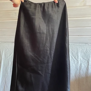 satinkjol - midi satinkjol från boohoo. storlek xs, frakt tillkommer💕