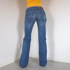 Lågmidjade jeans - Perfekta lågmidjade jeans med bootcut från Replay🤍 Väldigt bra skick förutom att några rhinestones på bakfickorna har lossnat. Mått: 86 cm runt midja. Innerbenslängd 88 cm. Jag är 177 cm. Frakt tillkommer🌊
