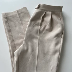 Beiga kostymbyxor i storlek 36 från Nakd💕 - Fina beiga kostymbyxor från Nakd i storlek 36💕