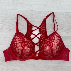 Bh - Jättefin push up bh från Hunkemöller men knäppning framtill.  Passar tyvärr inte så därav används den inte. Använd kanske 1 gång och tvättad därefter så den är som ny. 