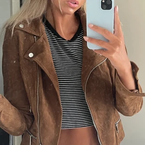 Jacka  - Mocka-jacka från veromoda i jättefint skicka, nästan aldrig använd 💕 sitter lite oversized på mig som har storlek small 