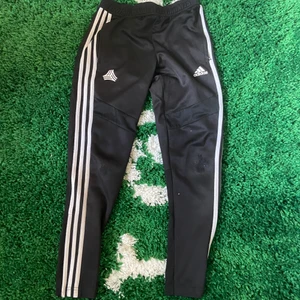 Adidas Träningsbyxor  - Bra skick, skriv vid frågor!