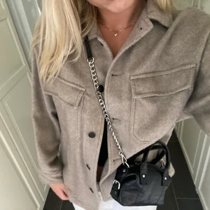 Jacka - Skitsnygg jacka från ZARA som inte går att köpa längre💙 stl XS men oversized