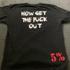 T-shirt med text - En tshirt med texten ”welcome to my world, now get the fk out”, lite kul ändå?  Köpt second hand, aldrig använt då den är lite för stor för mig. Hör av dig vid intresse eller frågor så löser vi det ♥️