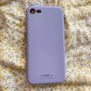 Ljuslila Holdit mobilskal  - Holditskal i silikon, säljer pga ny mobil💜 Lite slitet (sista bilden) därav billigare pris. Modellen är iPhone 8