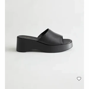 SKINN KLACKAR - Snygga, svarta höga skinn sandaler i skinn från & other stories. Storlek 38. Sparsamt använda och i fint skick!  Köpta för 990 kr i deras butik. 