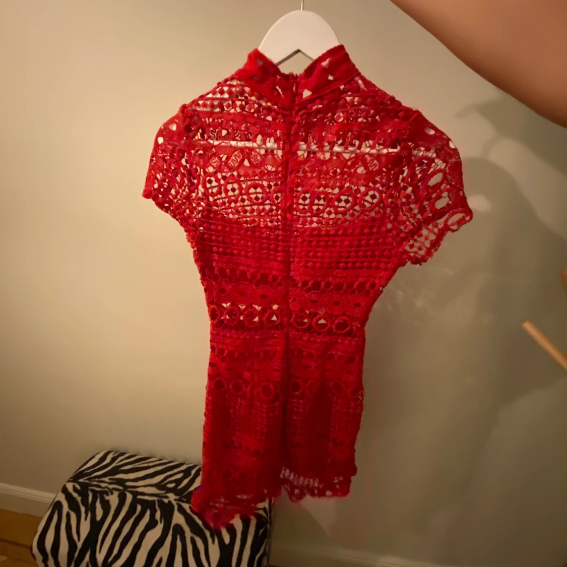 Röd klänning från LOVE TRIANGLE  - 91