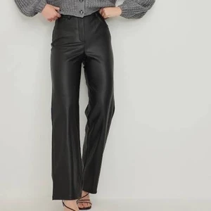 Nakd wide leg skinnimitation byxor 32 - Wide leg PU läder byxor från NA-KD i storlek 32. Helt nya med prislapp på. Stora i storleken för att vara 32, passar den som har storlek 34! Tyvärr alldeles för stora samt långa för mig så hade svårt att ta bild på hur dom såg ut på. Frakt tillkommer 66kr