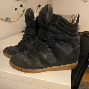 Isabel Marant skor - Kör en intresse koll på mina sjukt snygga Isabel Marant skor! Nypris 4800kr, kom med bud privat💕