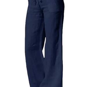 Hej, säljer ett par blå linne byxor fina helt nya inte ens provade fel storlek:) storlek XL men som en M passa folk i längden som är 160-170cm:))